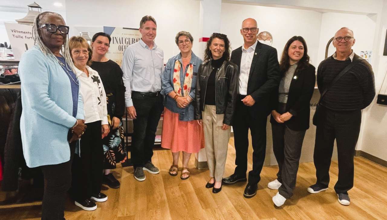 Photo de l'équipe et de certains partenaires à l'Inauguration du 2225 bld. B